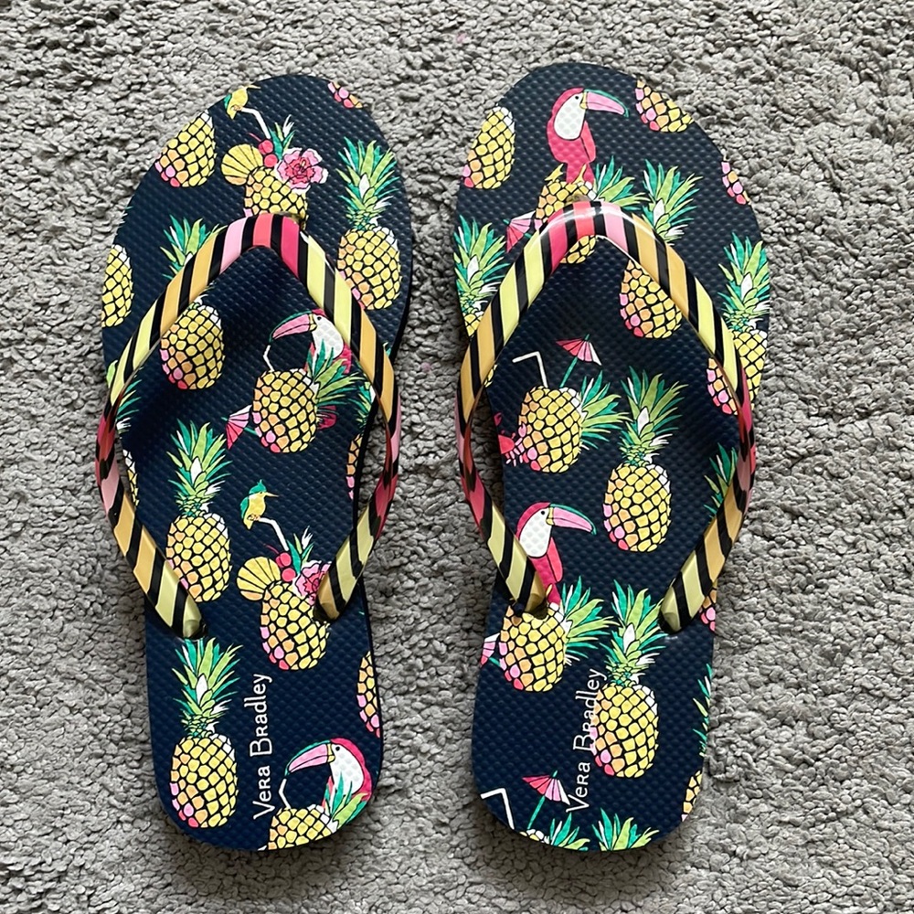 NWOT VERA BRADLEY “Toucan Party” flip-flops, Small (5-6)